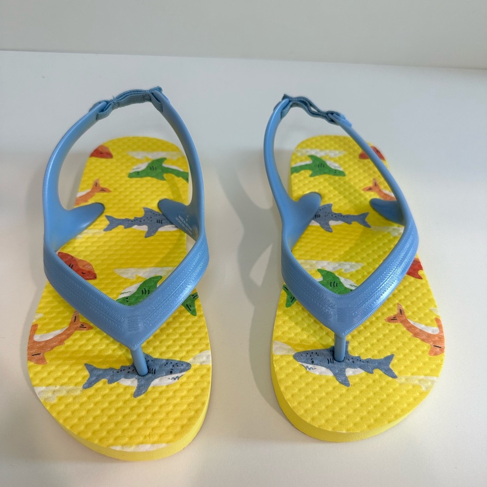 Old Navy, kids beach sandals size 9, run small